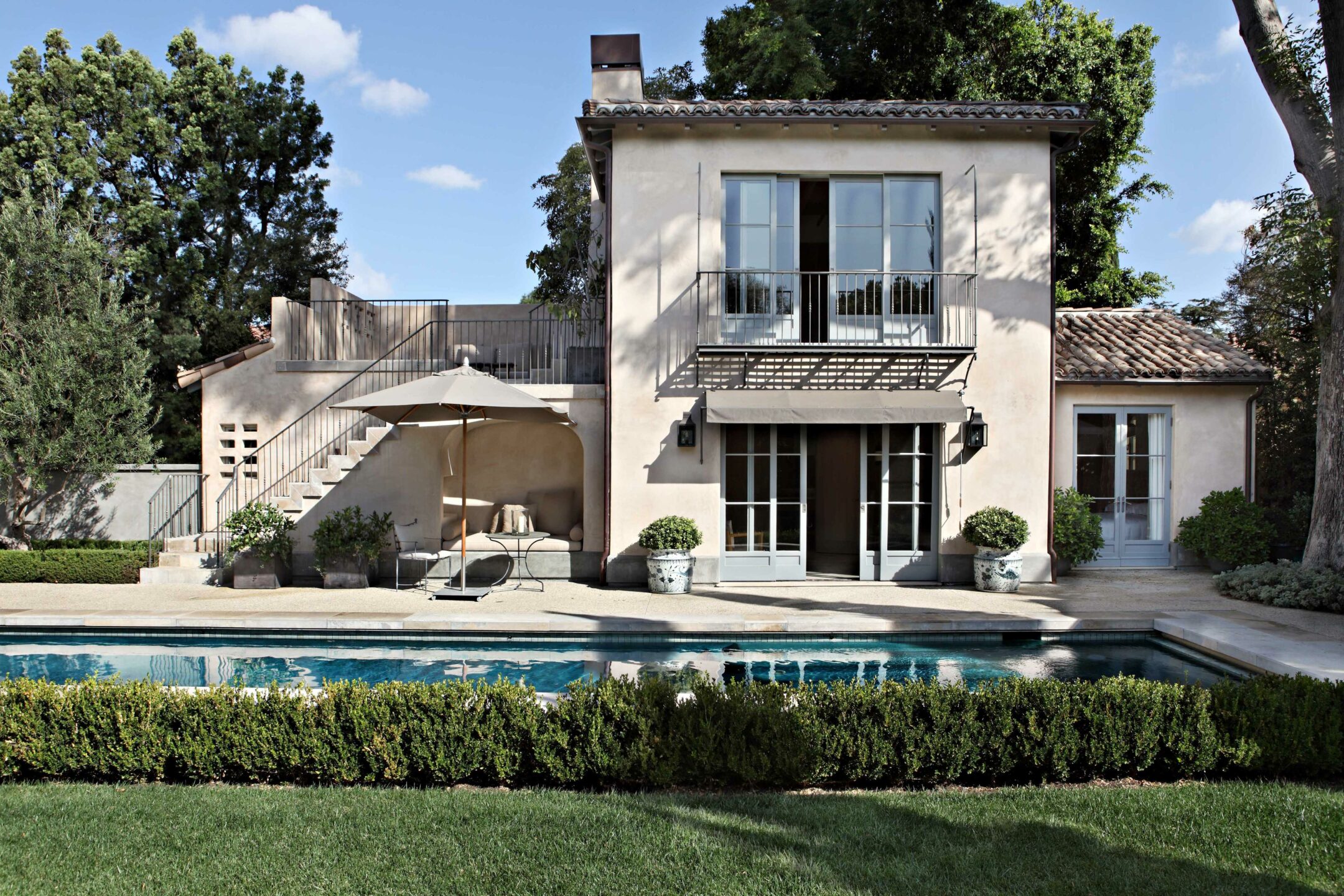 building-construction-group-hancock-park.__Ext__Back__20__Poolhouse_wide