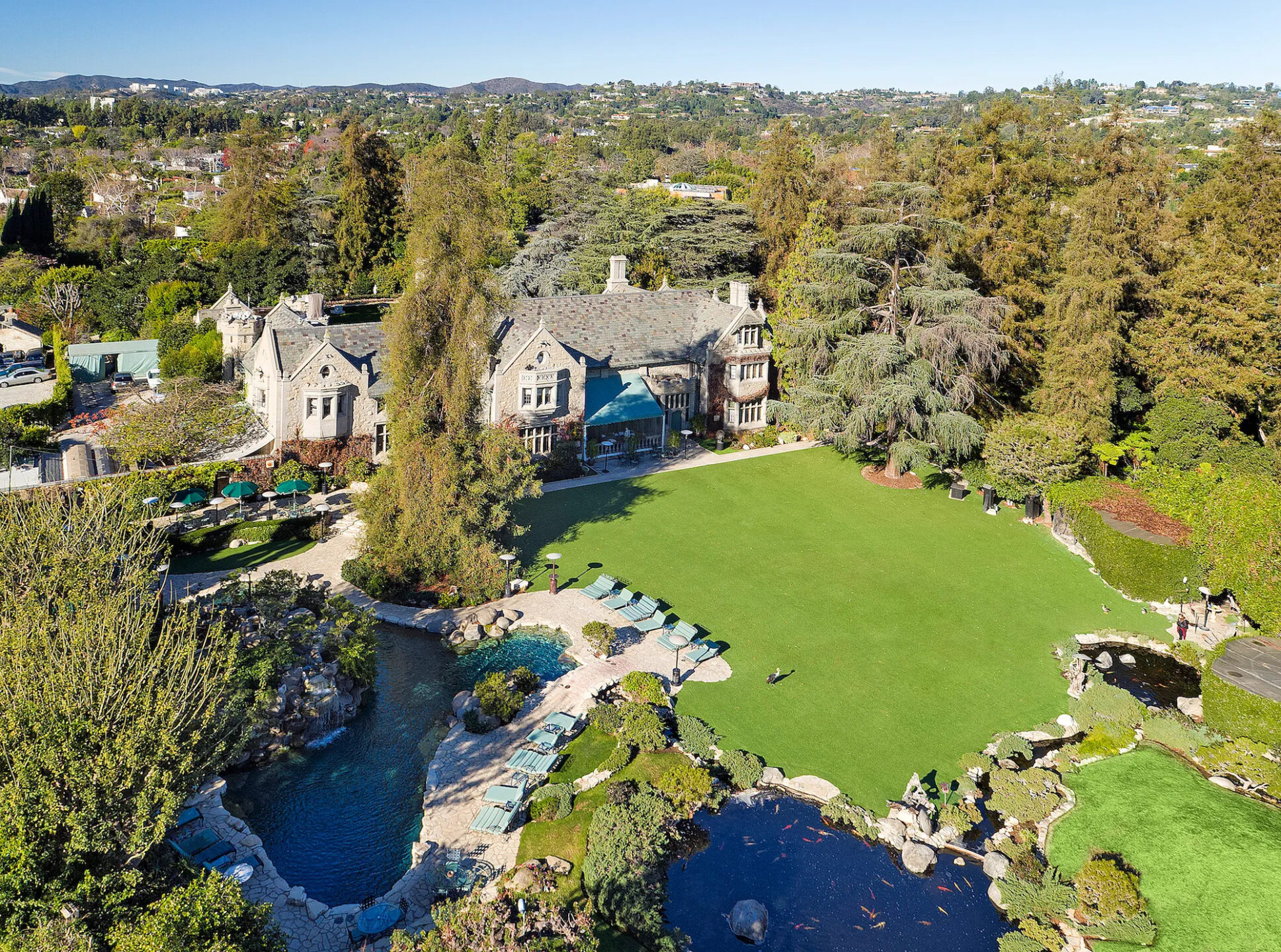 building_construction_group_scott_harris_-playboy-mansion-bridseys-view
