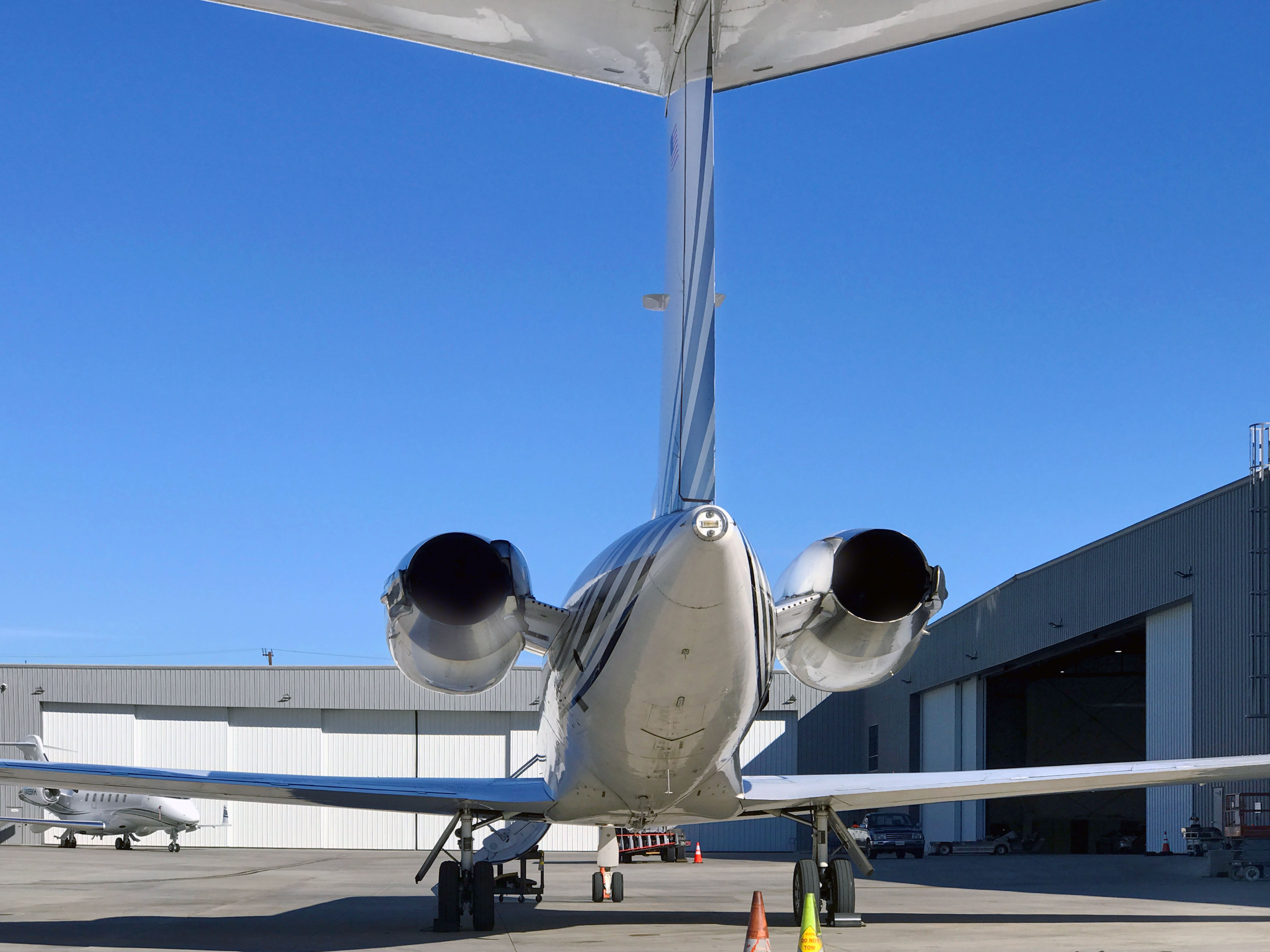 building_construction_group_scott_harris__van_nuys_airport_hanger_exterior_plane_tail-2